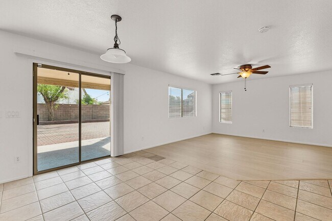 Building Photo - Solar Home with Nice Floorplan in a Great ...