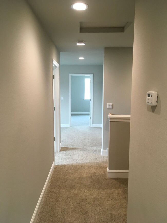 Building Photo - 4 Bedroom West Redding Townhome