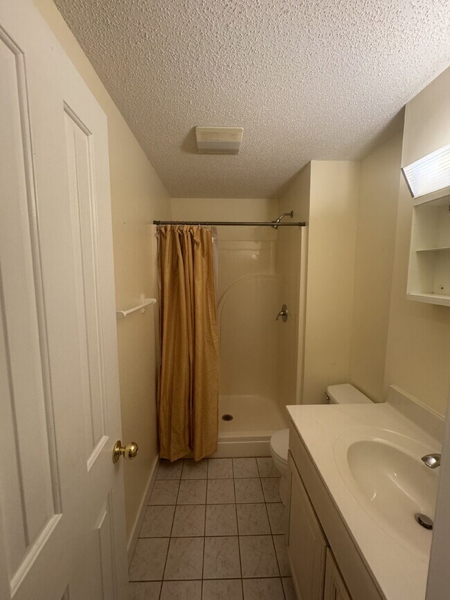 Building Photo - Charming furnished ground level Mountain Condo.