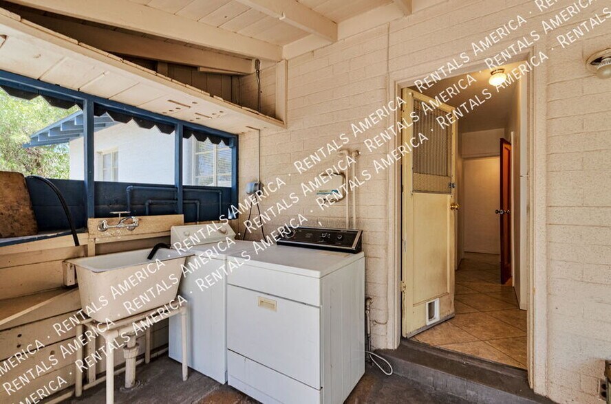 Building Photo - 3733 N Mountain Ave