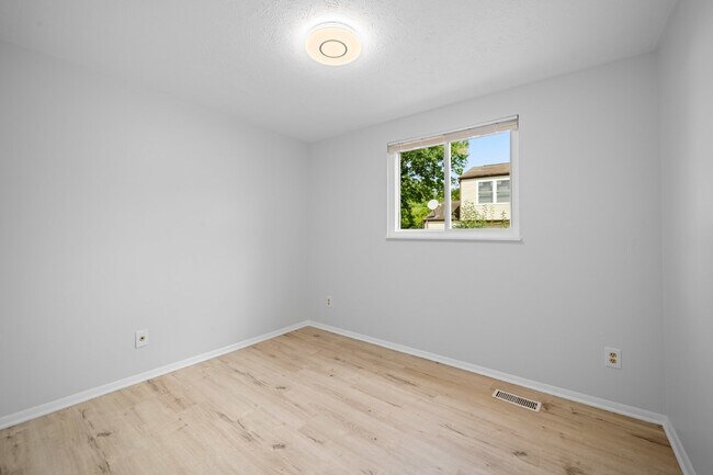 Building Photo - Discover Your Dream Home: Modern Comfort M...