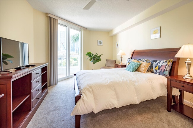 Building Photo - 401 SW 4th Ave