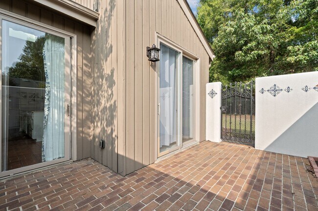 Building Photo - Available mid-July! 3 Bedroom/3 Bath Townhome in Falconbridge!