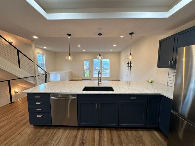 Building Photo - Application Pending - 3 Bedroom Townhouse For Rent In Hood River