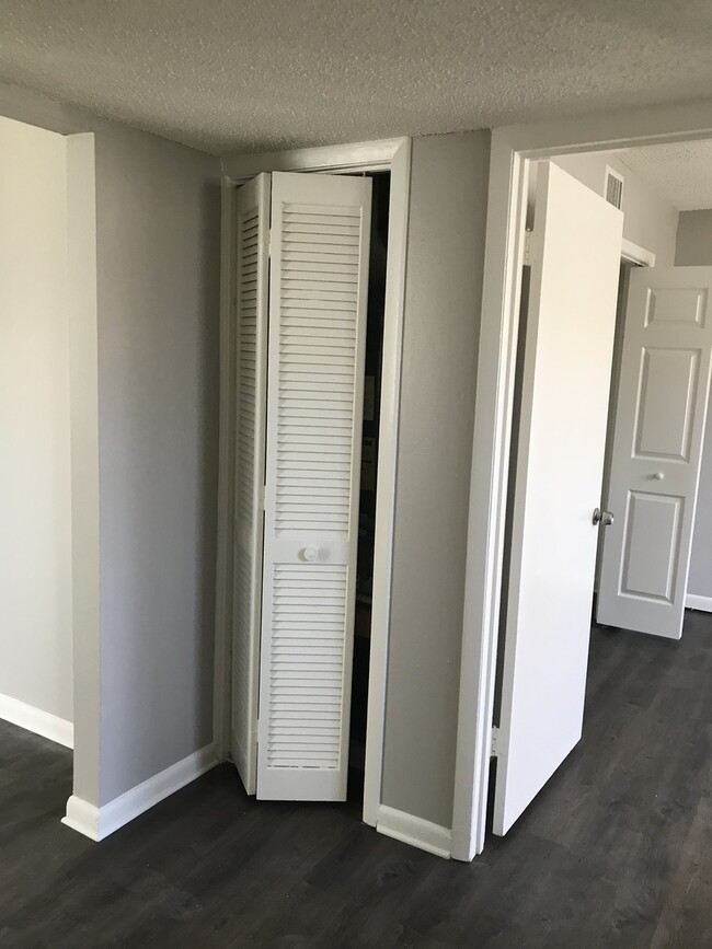 Building Photo - Fully Renovated 2 Bed / 1 Bath Apartment! ...
