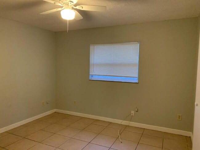 Building Photo - 825 Lyndhurst St