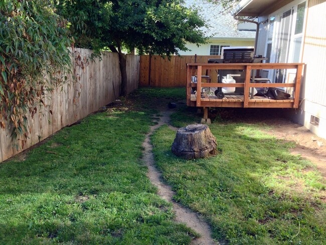 Building Photo - 3-Bedroom 2.5-Bathroom home in Eugene