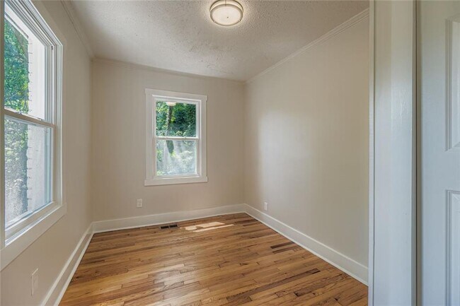 Building Photo - 1191 Beechview Dr SE