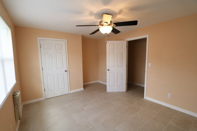 Building Photo - Like new 3bed/2bath home Tampa