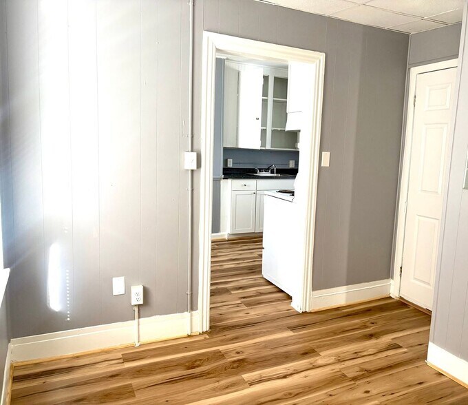 Building Photo - 201 W 5th St