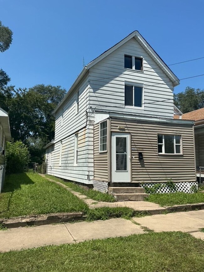Building Photo - 3 Bedroom / 1 Bathroom House in Peoria