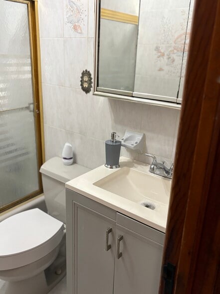 Bathroom - 752 E 88th St