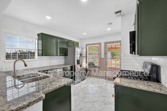Building Photo - 3824 Collinwood Ave