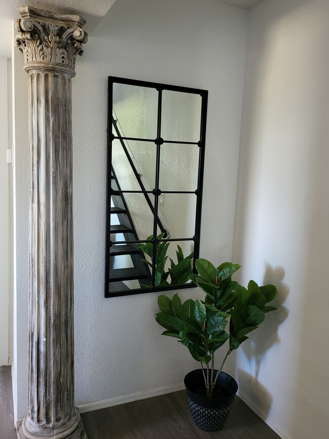 Building Photo - 1211 N Miller Rd