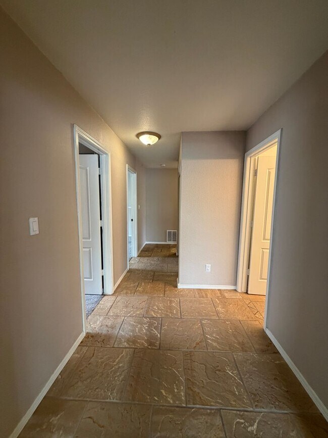 Building Photo - 3 Bedroom Single Story Home Available Near Dellyne Ave NW & Unser Blvd NW!