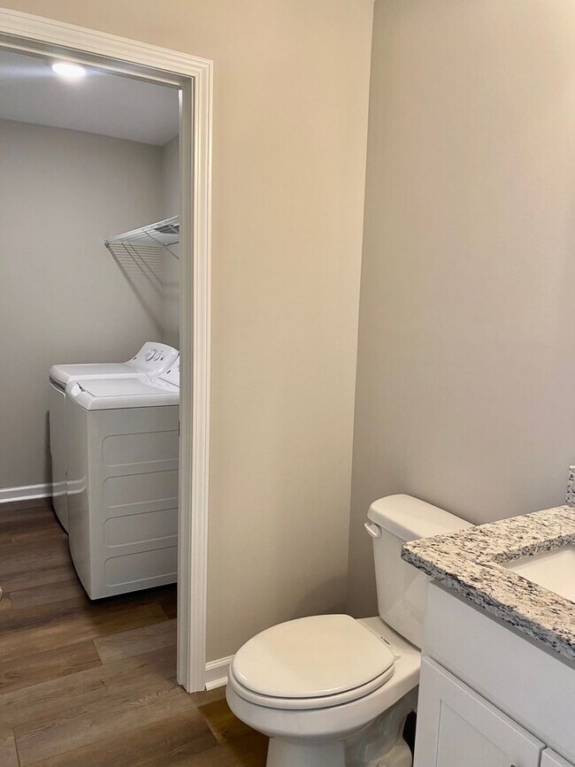 Building Photo - 943 Center Rd