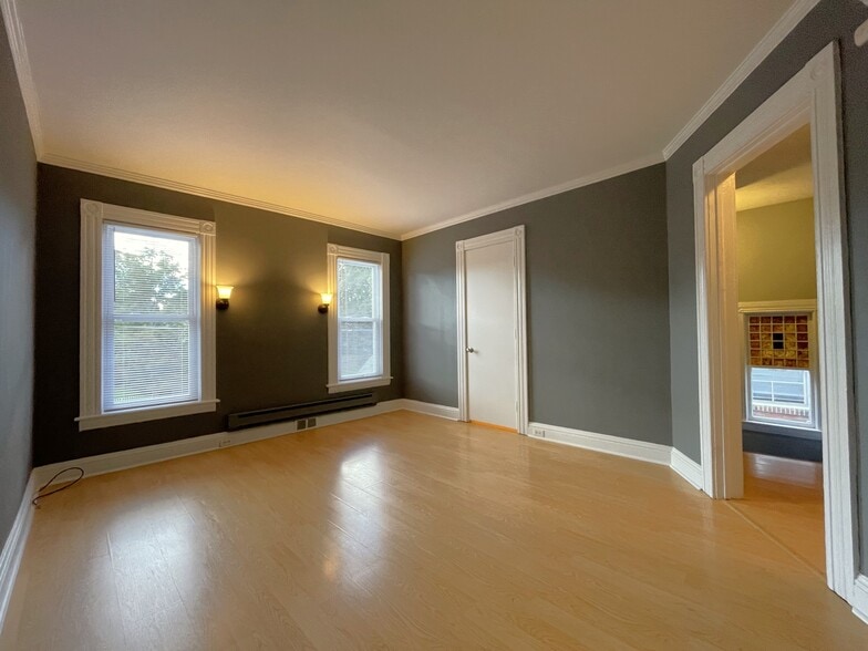 Living Room - 533 W Water St