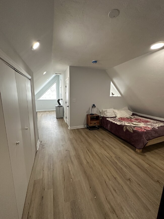 Building Photo - Luxurious 2 Bed, 2 Bath Rental on Lake Qui...