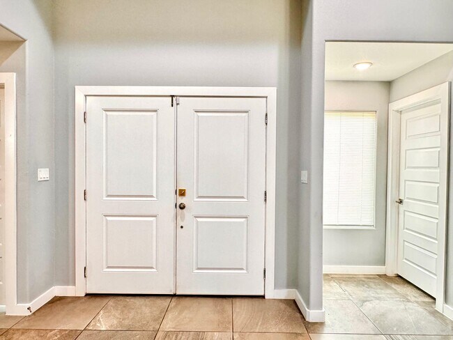 Building Photo - 1009 La Muralla St