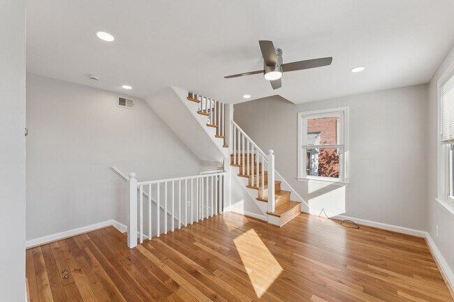 Building Photo - Charming and inviting two-bedroom home in an unbeatable location.