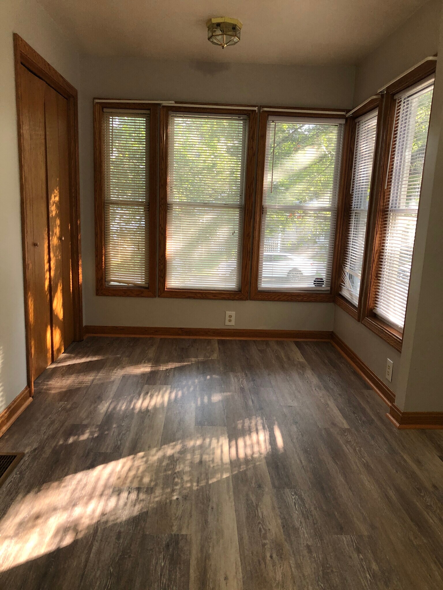 Building Photo - 102 Parade St