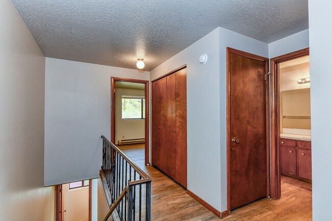 Building Photo - 2 Bedroom 1.5 Bathroom 4 plex