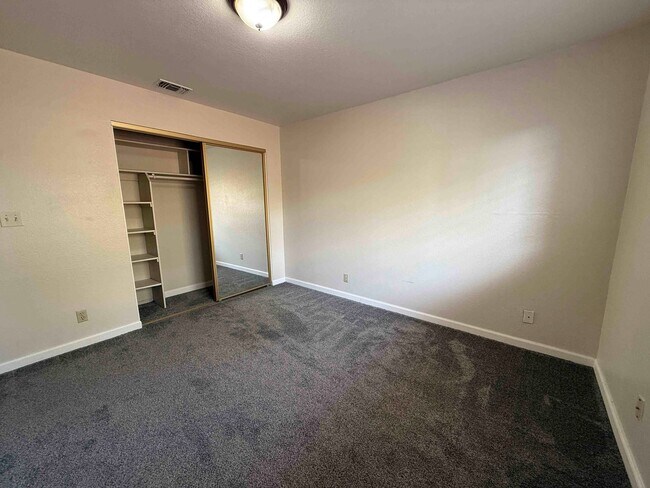 Building Photo - 3 Bed 2 Bath Just a Short Distance to Sac ...