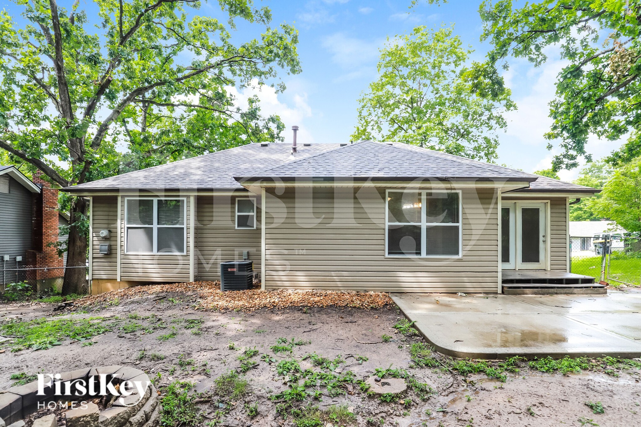 Building Photo - 5905 NW Whispering Oaks Ln