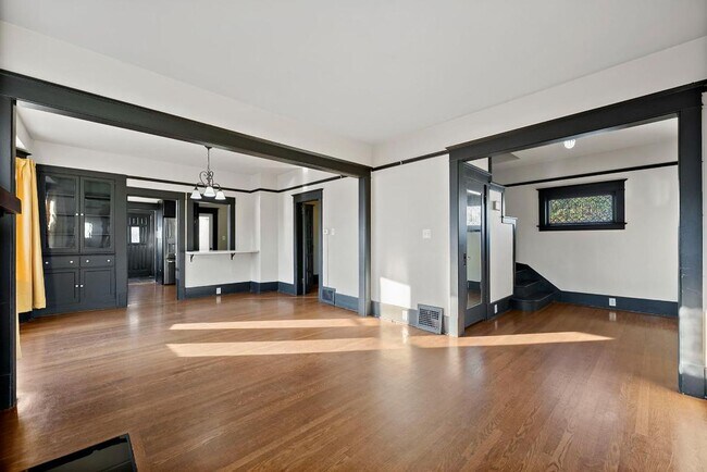 Building Photo - Charming 2-Bed 2-Bath Tacoma Craftsman | S...
