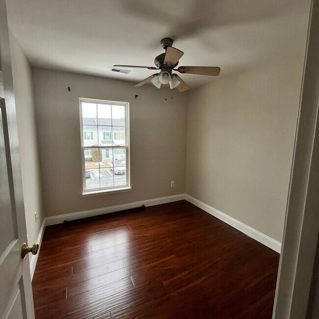 Building Photo - Large 4-bedroom Townhouse Odenton