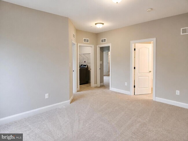 Building Photo - 3348 Burton Dr