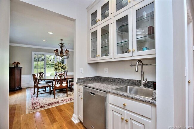 Building Photo - 30 Soundview Farm Rd