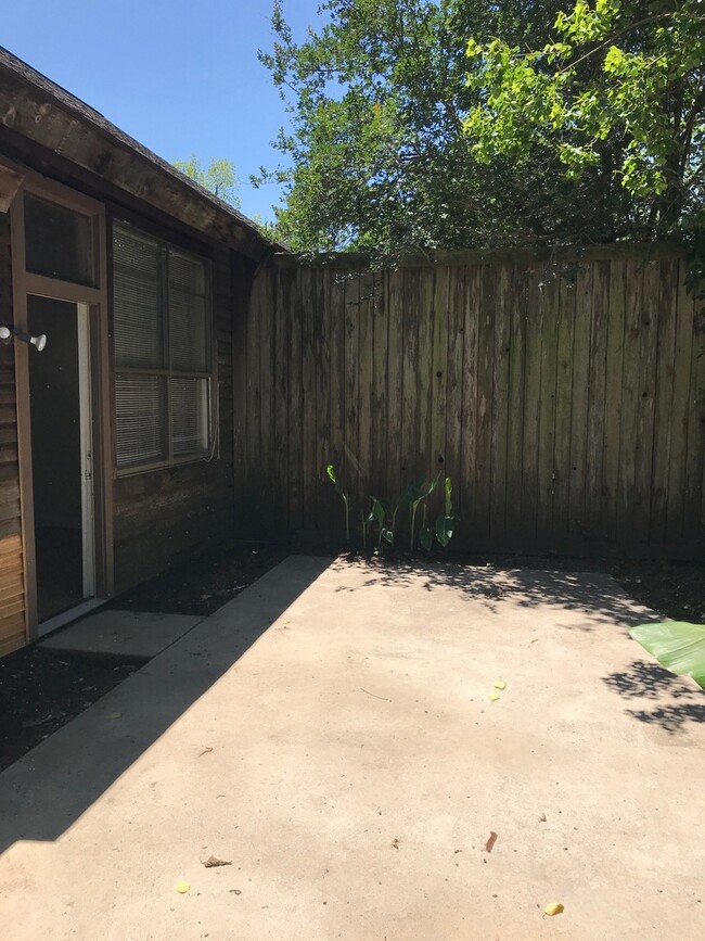 Building Photo - 1BR Cedar Duplex Studio with Private Fence...