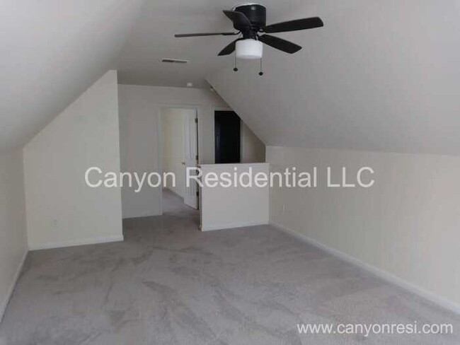 Building Photo - Beautiful, spacious 3-bedroom house with b...