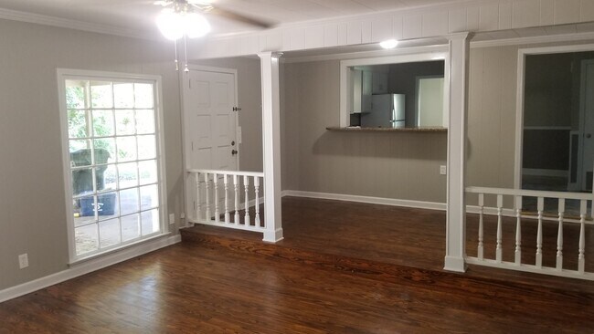 Building Photo - 16 Elmira Dr