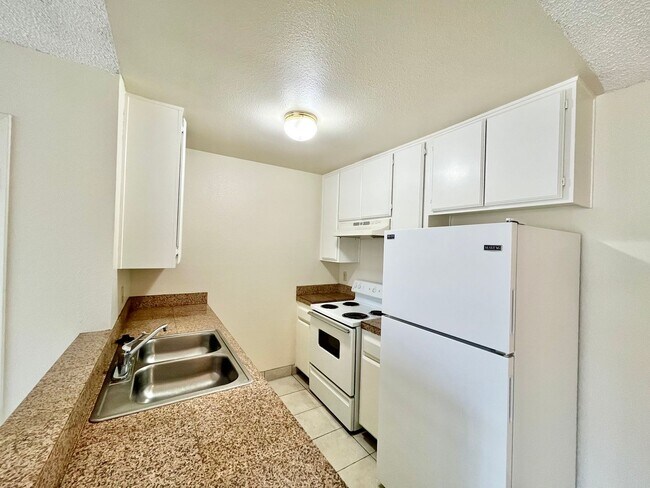 Building Photo - Upstairs 2BD/2BTH with Central A/C, Privat...