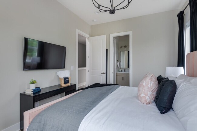 Building Photo - 1405 Napoleon St