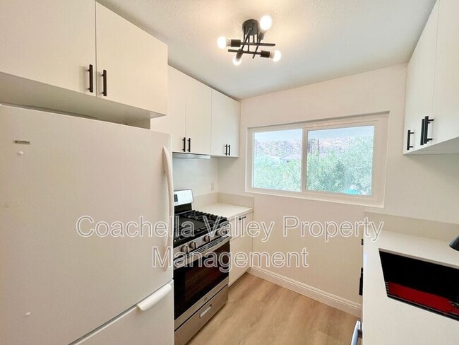 Building Photo - 1900 S Palm Canyon Dr