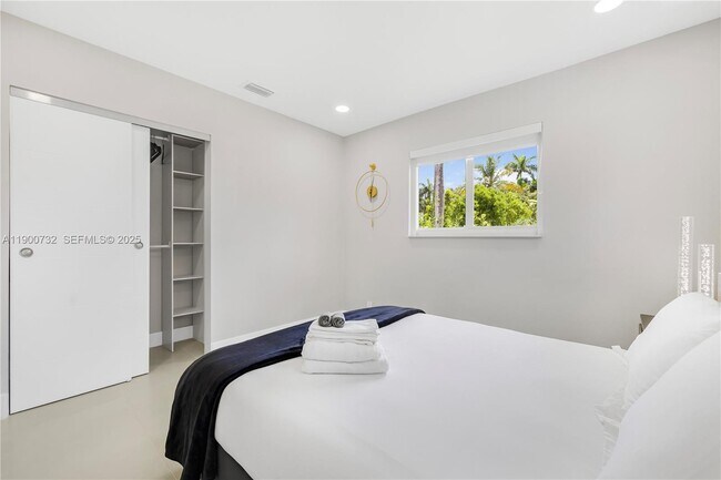 Building Photo - 1104 N 13th Terrace