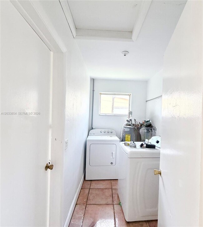 Building Photo - 4540 SW 43rd Ave