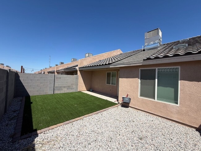 Building Photo - 3 BEDROOM HOME IN DESERT SKY!