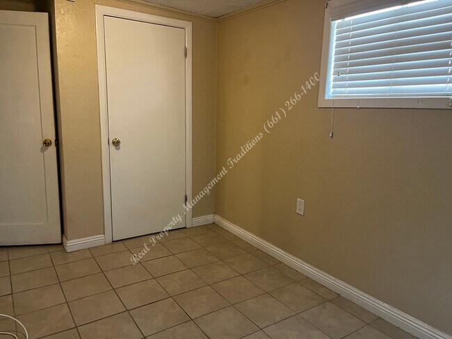 Building Photo - Adorable 2 + 1 in Rosamond