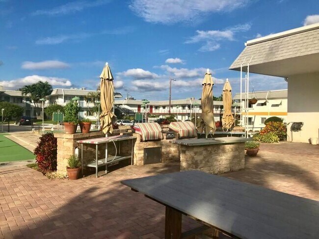 Building Photo - 3240 Lake Osborne Dr