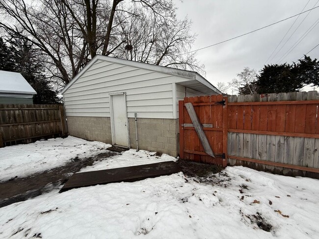 Building Photo - 2 Bed, 1 Bath Single-Family Home Close to Downtown!