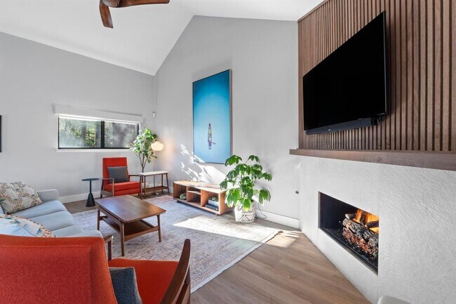 Building Photo - 2200 Homedale Dr