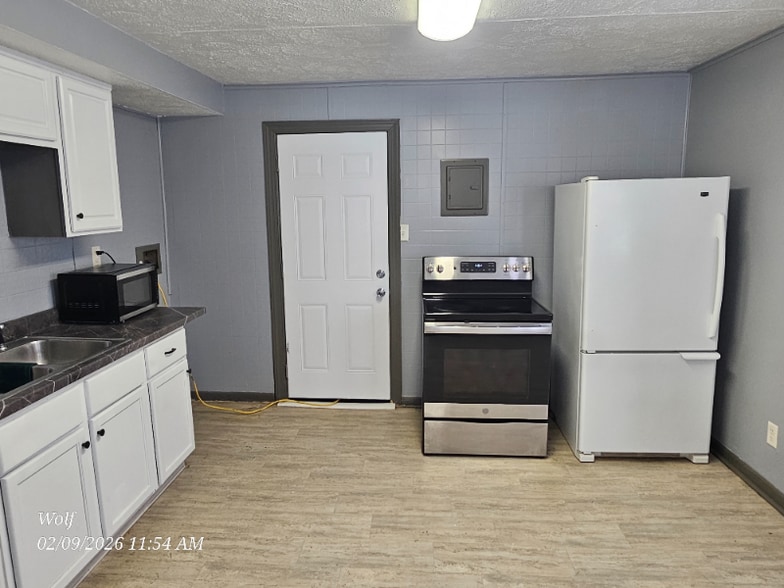 Building Photo - 2102 W Forest Dr