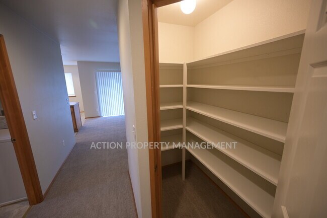 Building Photo - 2 bed 1 bath, top floor apartment in Port Angeles, close to Peninsula College and the Olympic Nat...