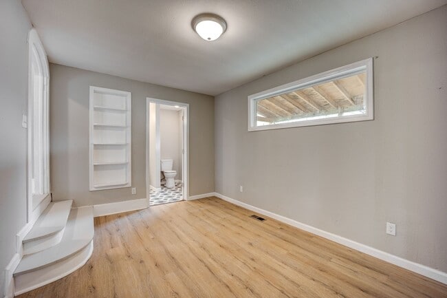 Building Photo - Freshly Updated 4 Bedroom House