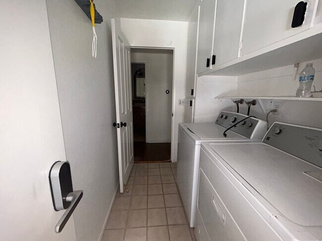 Building Photo - Beautiful, spacious 4-bedroom, 2-bath home for rent in Fountain Valley