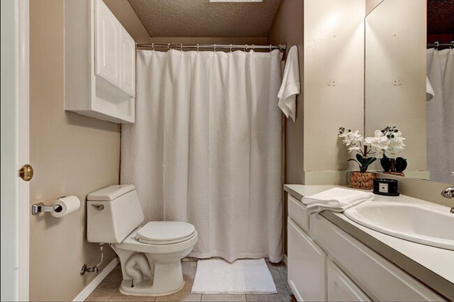 Building Photo - Charming 2-Bedroom, 1-Bathroom Home in Pea...